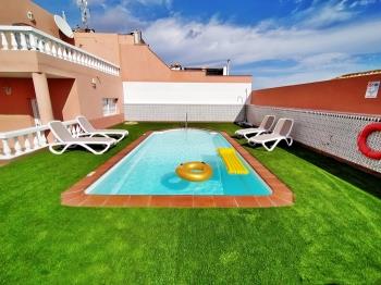 Amplia casa con gran terraza y piscina privada.